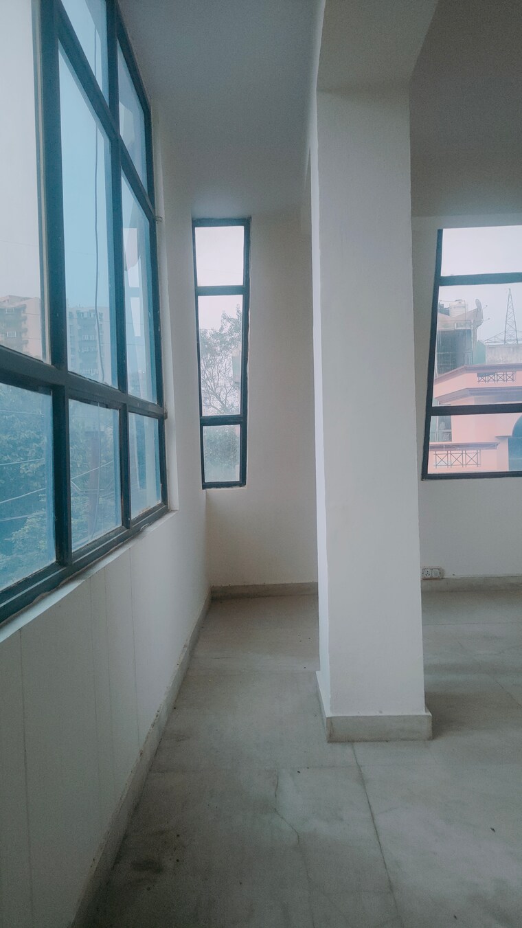 Room, shanti-plaza-vaishali Commercial Office Space 600 Sq.Ft. In Vaishali Sector 4 Ghaziabad 9388162