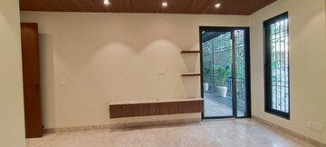Room in 4 BHK Builder Floor at Dlf Phase ii – for Rent