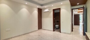 Room in 4 BHK Builder Floor at Dlf Phase ii – for Rent