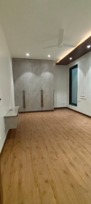 Room in 4 BHK Builder Floor at Dlf Phase ii – for Rent