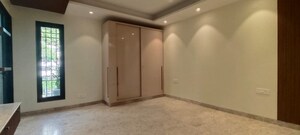 Room in 4 BHK Builder Floor at Dlf Phase ii – for Rent