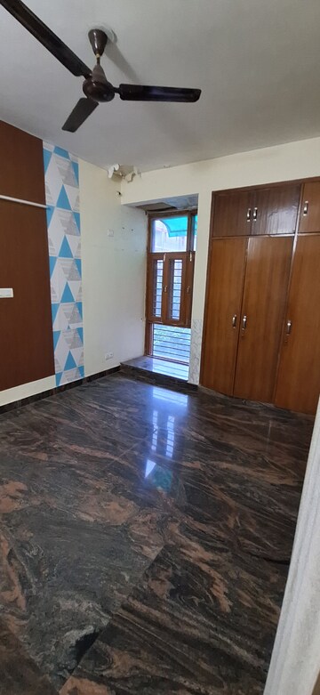 Room in 3 BHK Apartment at Sector 10 Dwarka – for Rent