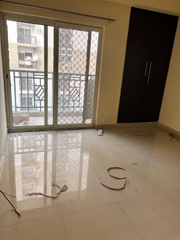 Room in 3 BHK Apartment at Skytech Matrott, Sector 76 – for Rent