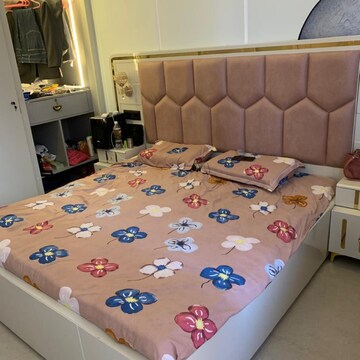 Bedroom in 3 BHK Apartment at Gomti Nagar – for Rent