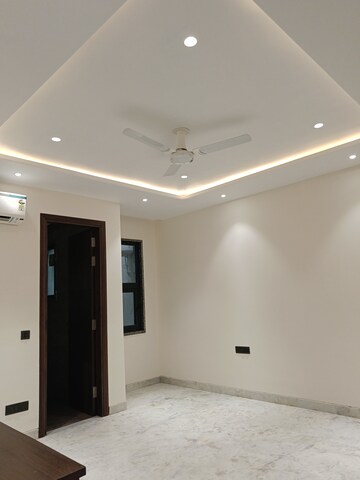 Room in 4 BHK Builder Floor at Gupta Awas, Sector 43 – for Rent