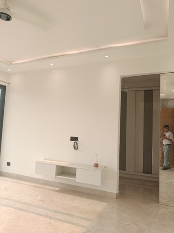 Room in 4 BHK Builder Floor at Gupta Awas, Sector 43 – for Rent