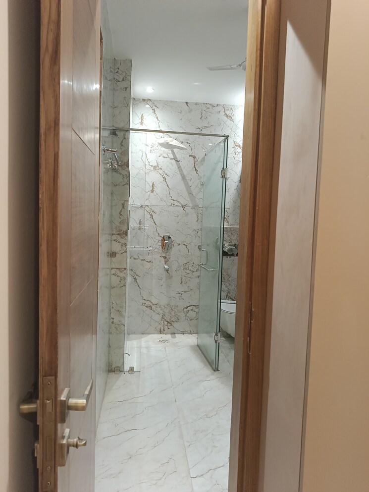Bathroom, gupta-awas 4 Bedroom 3000 Sq.Ft. Builder Floor In Sector 43 Gurgaon 9388333