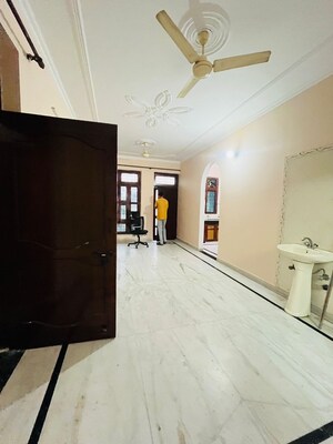 Room in 2 BHK Builder Floor at Sector 40 – for Rent