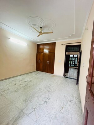 Room in 2 BHK Builder Floor at Sector 40 – for Rent