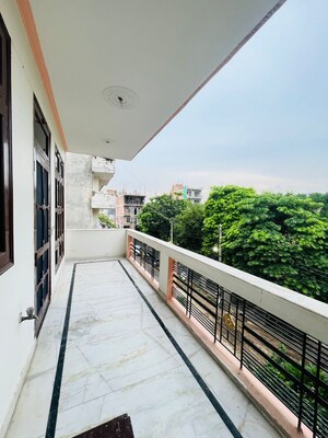 Balcony in 2 BHK Builder Floor at Sector 40 – for Rent