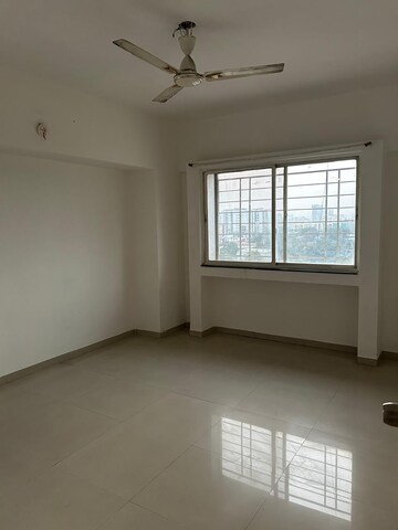 Room in 3 BHK Apartment at Splendour County, Rahatani – for Rent