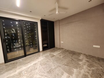 Room in 3 BHK Builder Floor at Dlf Phase ii – for Sale