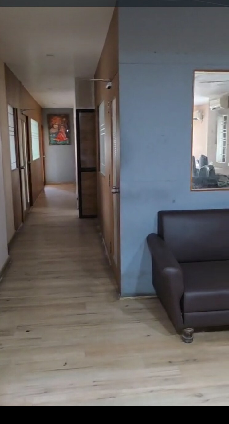 Room, alkapuri Commercial Office Space 3000 Sq.Ft. In Alkapuri Vadodara 9388355
