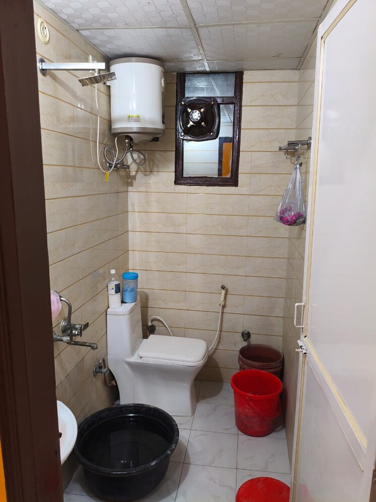 Bathroom, baraula 3 Bedroom 1300 Sq.Ft. Builder Floor In Baraula Noida 9388410