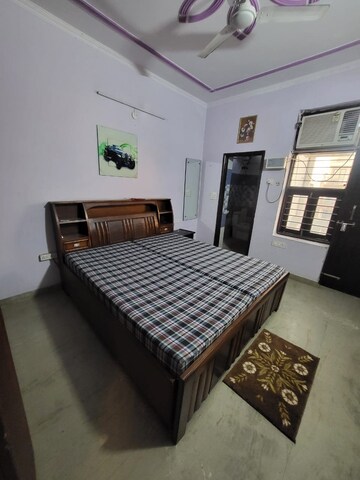 Bedroom in 3 BHK Builder Floor at Sector 40 – for Rent