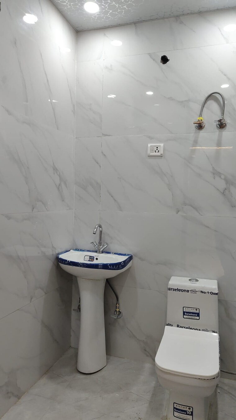 Bathroom, shakti khand 3 Bedroom 112 Sq.Yd. Builder Floor In Shakti Khand Ghaziabad 9388411