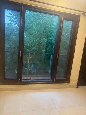 Room in 3 BHK Builder Floor at Sukhdev Vihar – for Rent