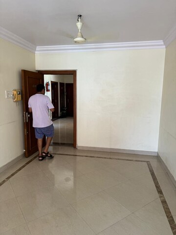 Room in 2 BHK Apartment at Raheja Sherwood, Goregaon East – for Rent