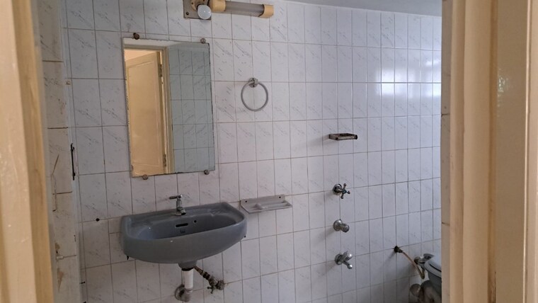 Bathroom, alkapuri 1 RK 250 Sq.Ft. Villa In Alkapuri Vadodara 9388452