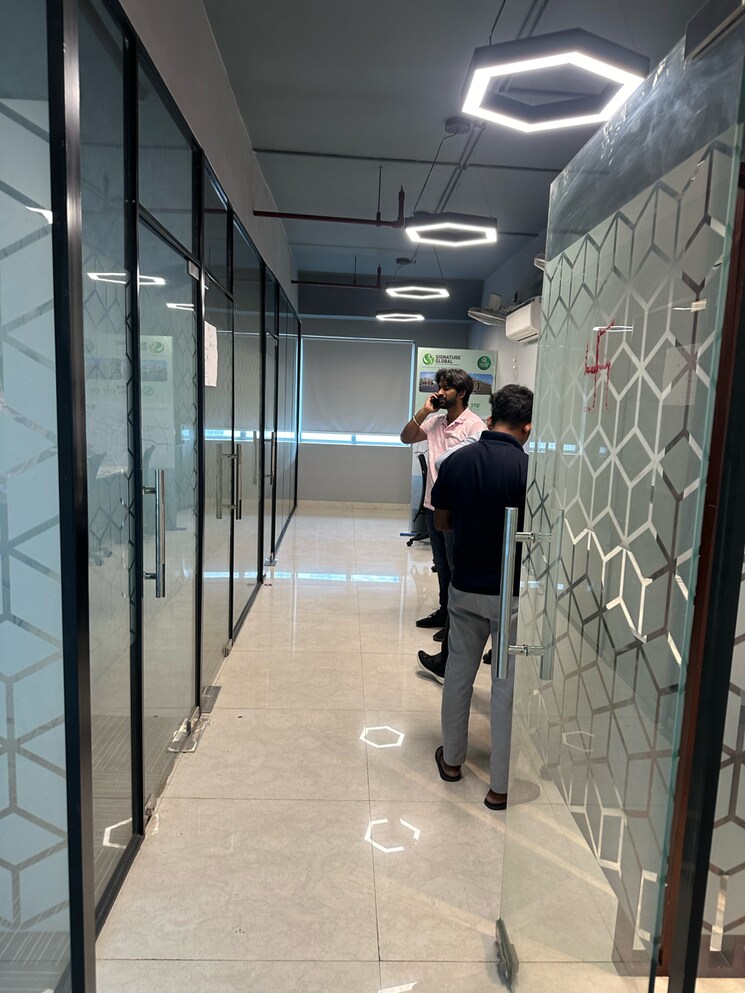  Parking, emaar-emerald-plaza Commercial Office Space 650 Sq.Ft. In Sector 65 Gurgaon 9388625