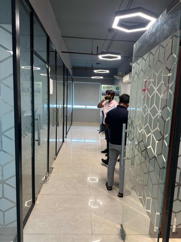  Parking, emaar-emerald-plaza Commercial Office Space 650 Sq.Ft. In Sector 65 Gurgaon 9388625