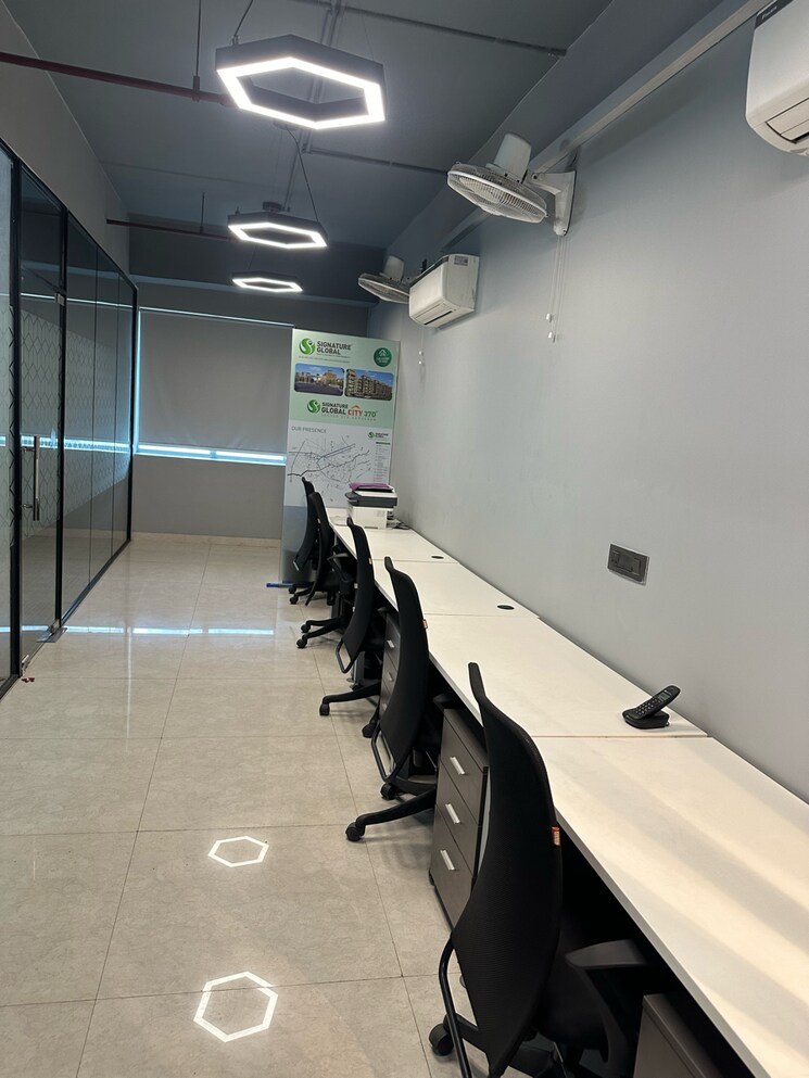 Team Area, emaar-emerald-plaza Commercial Office Space 650 Sq.Ft. In Sector 65 Gurgaon 9388625