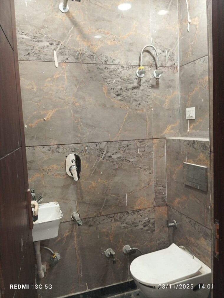 Bathroom, rohini sector 25 3 Bedroom 850 Sq.Ft. Builder Floor In Rohini Sector 25 Delhi 9388846