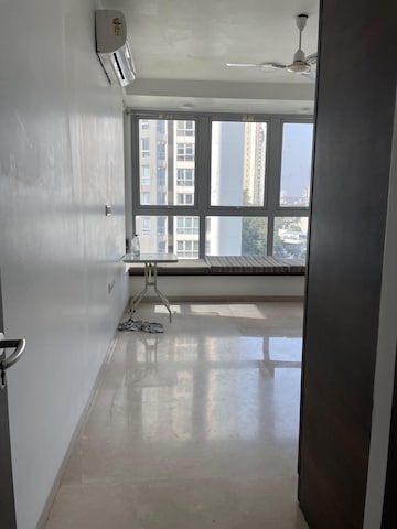 Room in 3 BHK Apartment at Oberoi Realty Exquisite, Goregaon East – for Rent