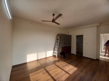 Room in 2 BHK Apartment at Godrej Aqua, International Airport Road – for Rent