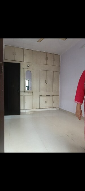 Room in 3 BHK Apartment at Mayur Vihar 1 – for Rent