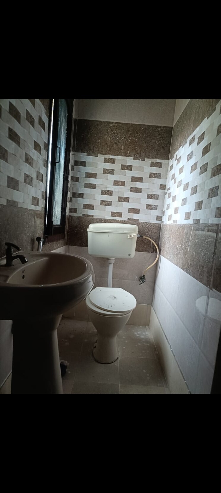 Bathroom, mayur vihar 1 3 Bedroom 1450 Sq.Ft. Apartment In Mayur Vihar 1 Delhi 9389189