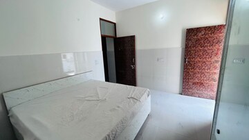 Bedroom in 2 BHK Builder Floor at Sector 40 – for Rent