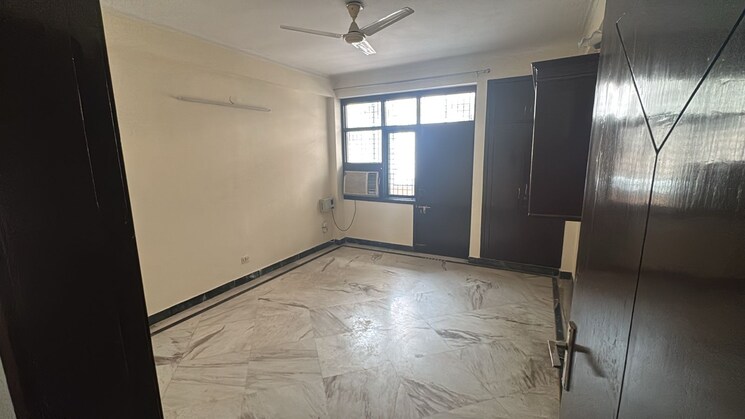 Room, uppal-southend 3 Bedroom 1600 Sq.Ft. Builder Floor In Sector 49 Gurgaon 9389215