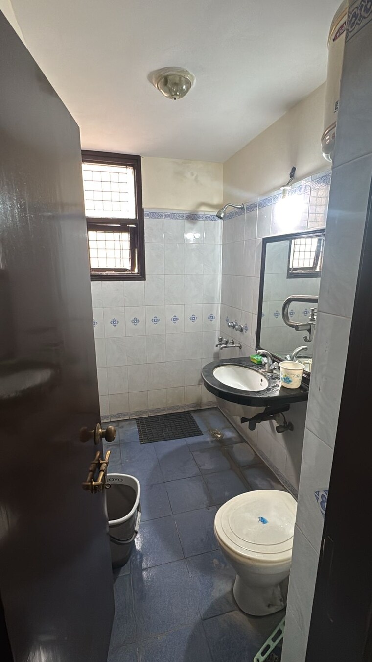 Bathroom, uppal-southend 3 Bedroom 1600 Sq.Ft. Builder Floor In Sector 49 Gurgaon 9389215
