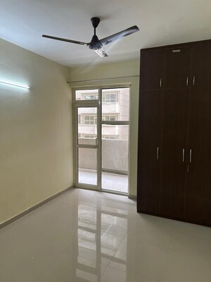 Room in 2 BHK Apartment at Signature Global Prime, Sector 63a – for Rent