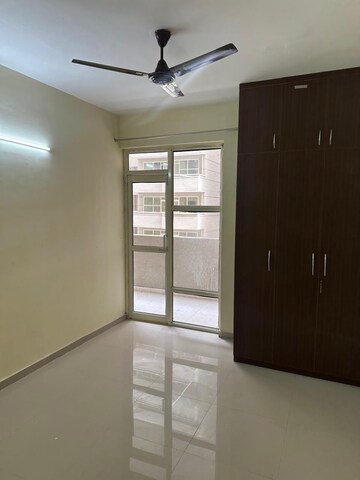 Room in 2 BHK Apartment at Signature Global Prime, Sector 63a – for Rent