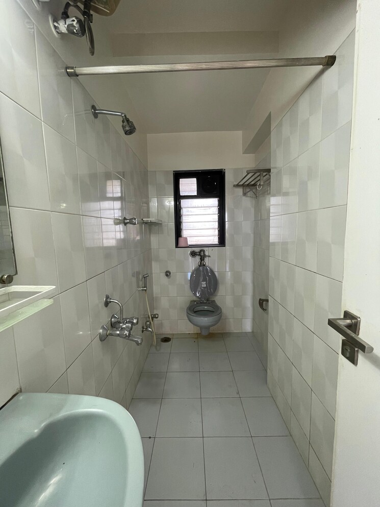 Bathroom, juhu-abhishek-chs-ltd 1 Bedroom 620 Sq.Ft. Apartment In Andheri West Mumbai 9389262