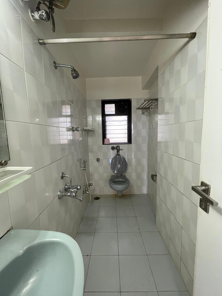 Bathroom, juhu-abhishek-chs-ltd 1 Bedroom 620 Sq.Ft. Apartment In Andheri West Mumbai 9389262