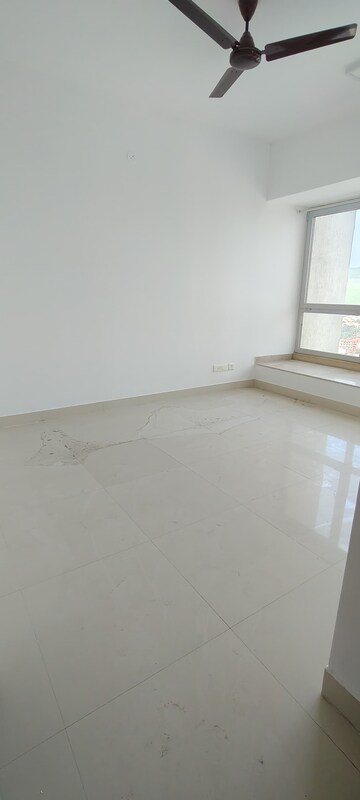 Room in 3 BHK Apartment at DB Woods, Goregaon East – for Rent