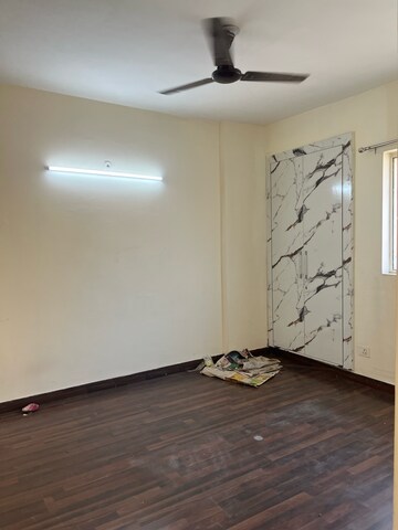 Room in 3.5 BHK Apartment at Paras Tierea, Sector 137 – for Rent