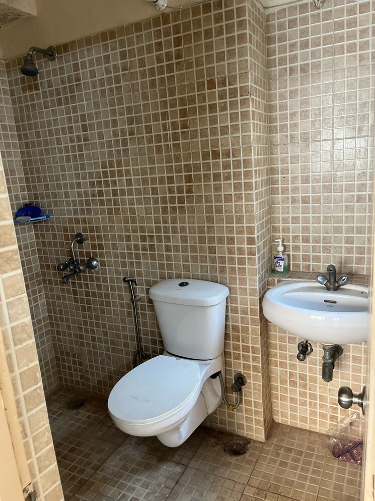 Bathroom, paras-tierea 3.5 Bedroom 1695 Sq.Ft. Apartment In Sector 137 Noida 9389407