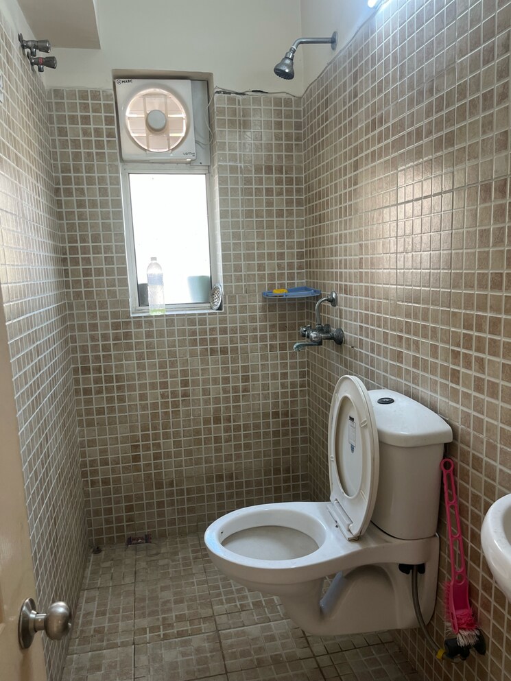 Bathroom, paras-tierea 3.5 Bedroom 1695 Sq.Ft. Apartment In Sector 137 Noida 9389407