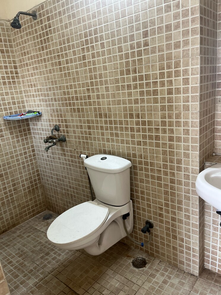 Bathroom, paras-tierea 3.5 Bedroom 1695 Sq.Ft. Apartment In Sector 137 Noida 9389407