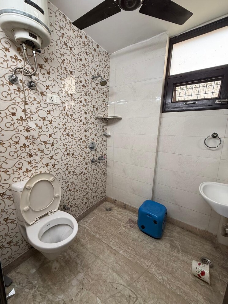 Bathroom, paschim vihar 2 Bedroom 1000 Sq.Ft. Builder Floor In Paschim Vihar Delhi 9389411