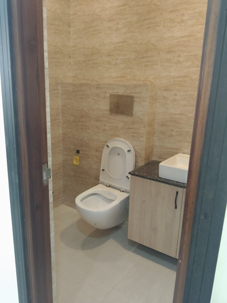 Bathroom, netaji subhash place Commercial Office Space 634 Sq.Ft. In Netaji Subhash Place Delhi 9389436