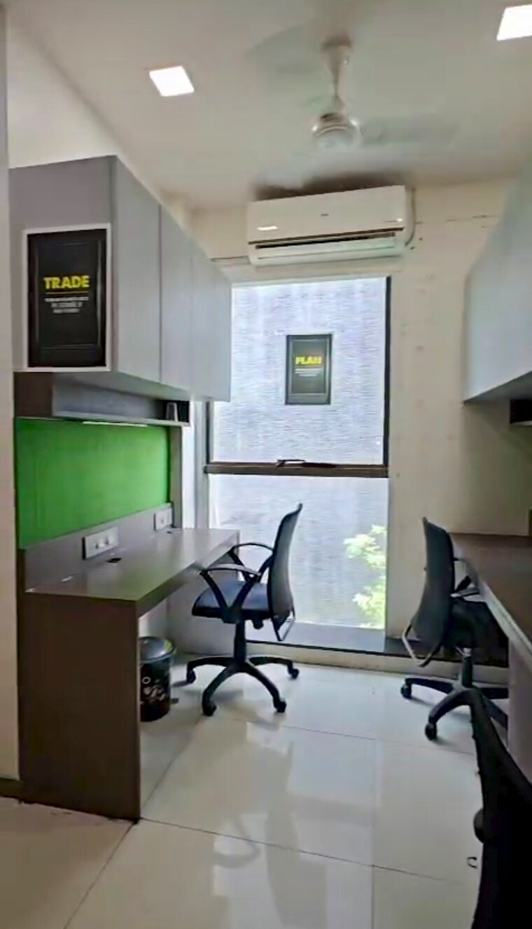 Team Area, malad west Commercial Office Space 270 Sq.Ft. In Malad West Mumbai 9389454