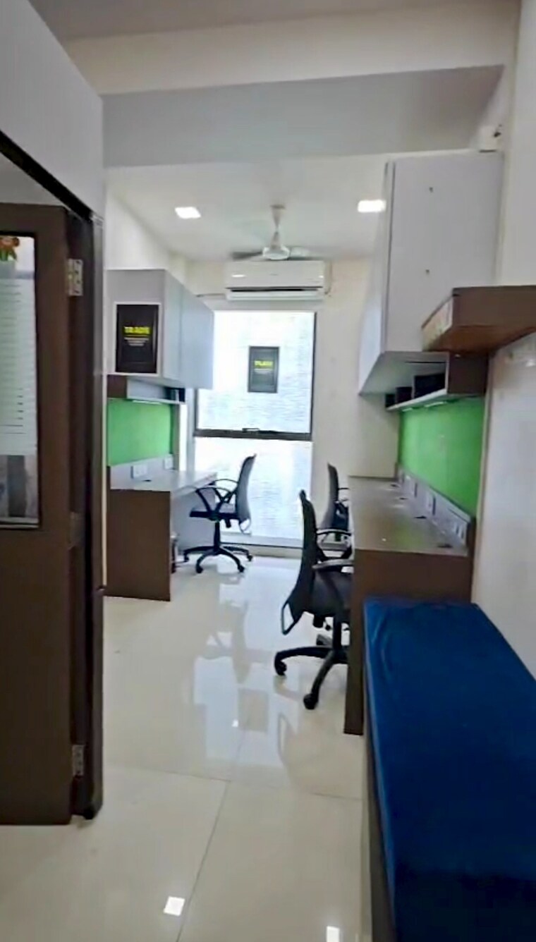 Team Area, malad west Commercial Office Space 270 Sq.Ft. In Malad West Mumbai 9389454