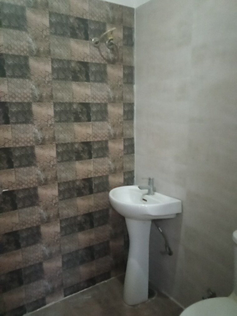 Bathroom, dhakoli 2 Bedroom 100 Sq.Yd. Apartment In Dhakoli Zirakpur 9389500