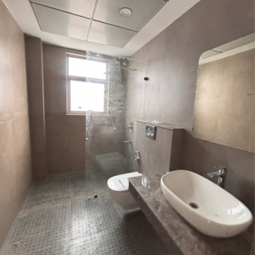 Bathroom in 4 BHK Apartment at Shalimar One World Belvedere Court 3, Malesemau – for Rent