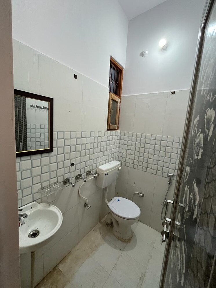 Bathroom, kalyanpur east 6+ Bedroom 3300 Sq.Ft. Villa In Kalyanpur East Lucknow 9389567